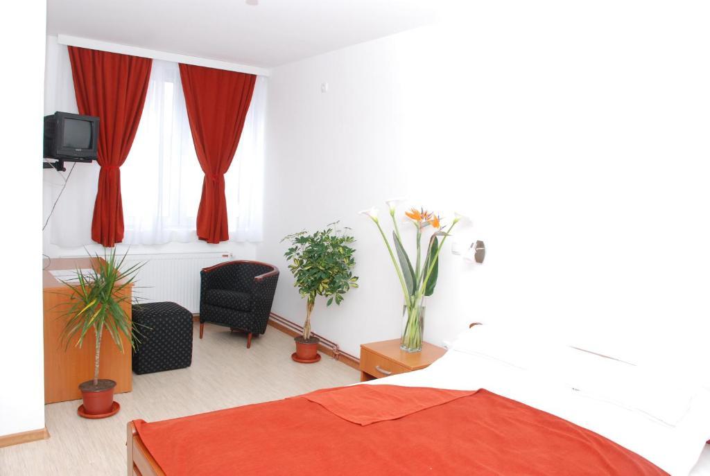 M Garni Hotel Vranje Oda fotoğraf